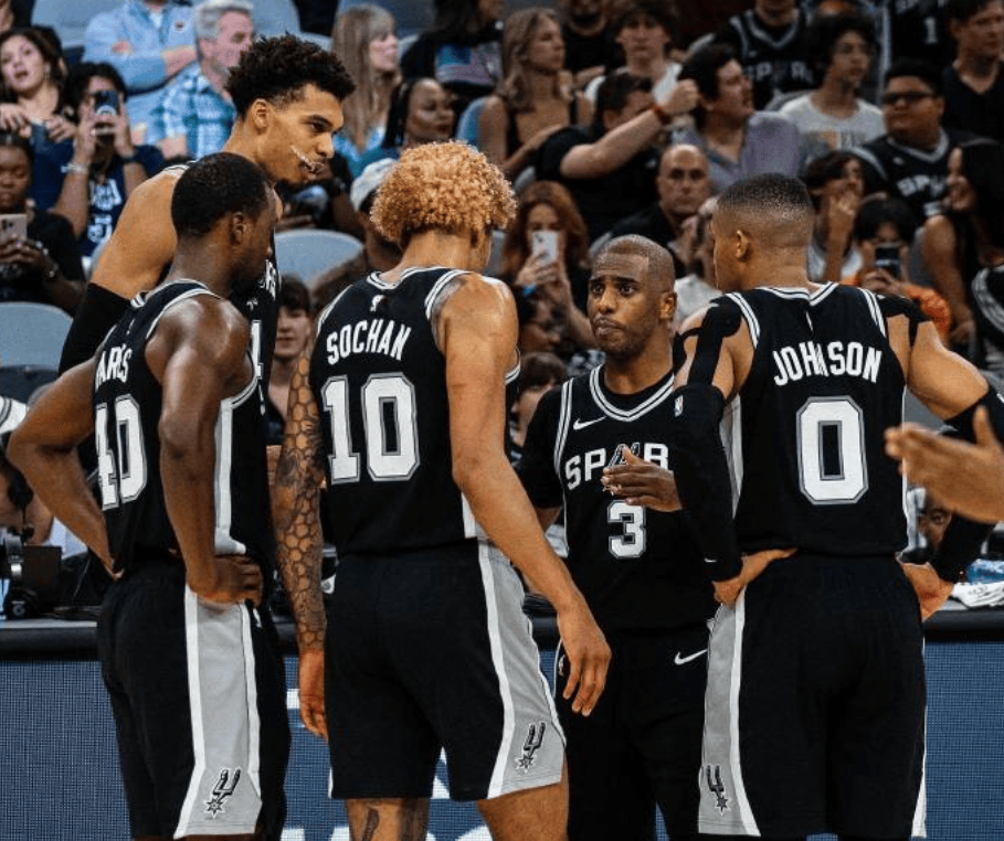 皇家马德里在圣马梅斯胜利后的录像：激情与荣耀的完美展现（皇马圣马梅斯凯旋视频：热血与荣光的极致呈现）