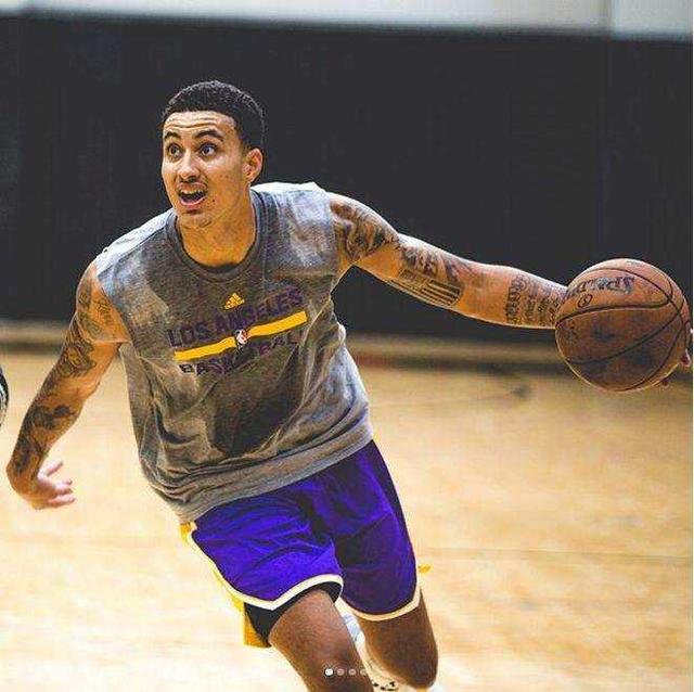 吉鲁帽子戏法助阿森纳3-0胜奥林匹亚科斯晋级欧冠16强（吉鲁戴帽，阿森纳3-0击败奥林匹亚科斯，挺进欧冠16强）