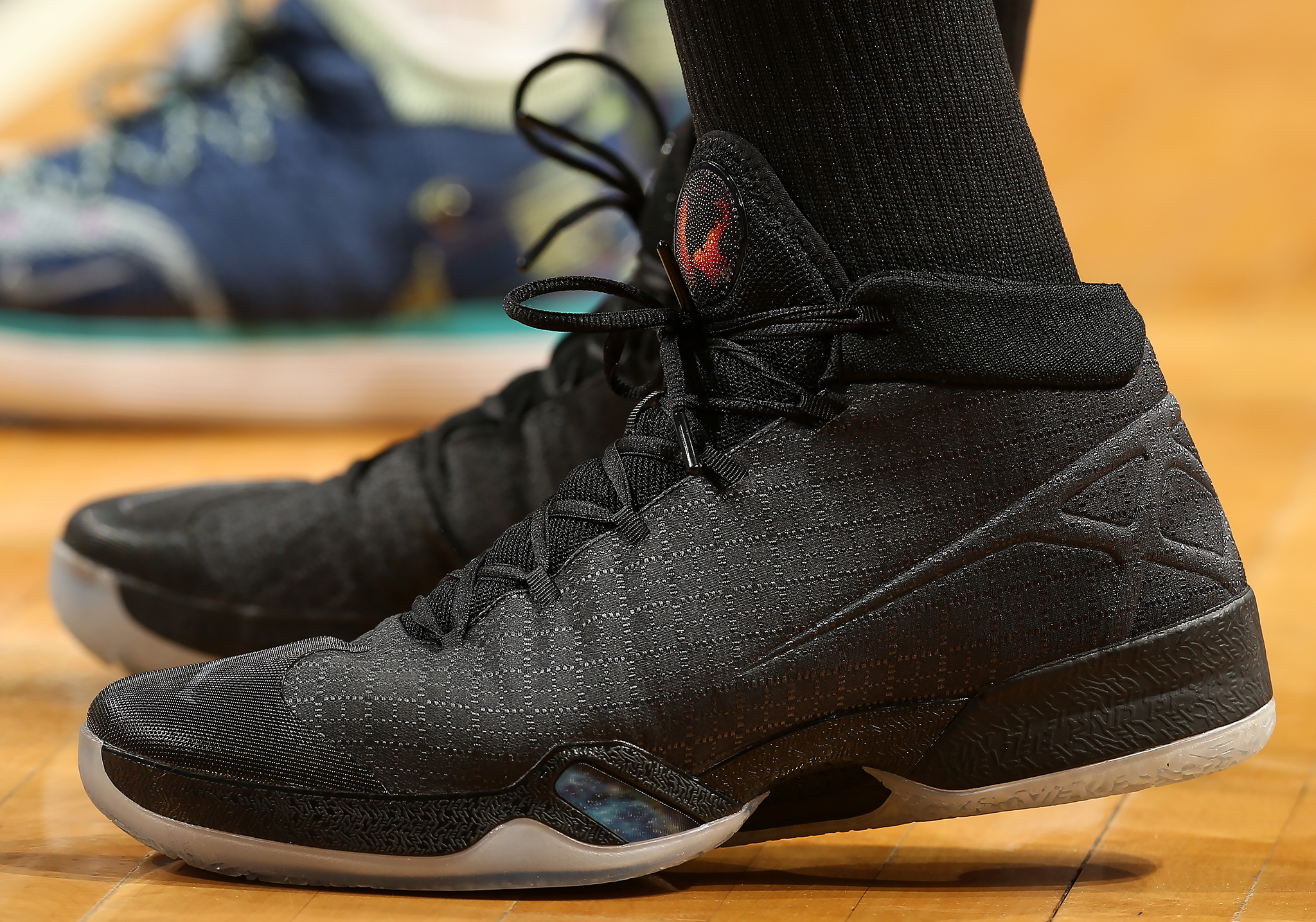 湖人浓眉哥篮下统治球队获胜（浓眉内线碾压助湖人告捷）