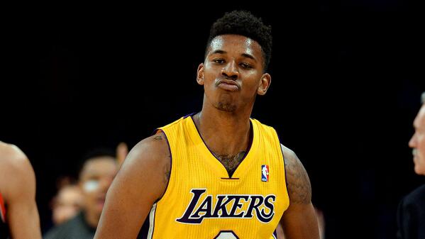 战术大师阿隆索巧解贝林厄姆定位难题，皇马中场重焕新生（阿隆索以战术妙招化解贝林厄姆位置困扰，皇马中场焕发新活力）