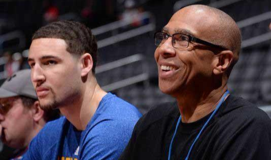 战曼联梅开二度，官方：摩根-罗杰斯当选英超第17轮最佳球员（对阵曼联独中两元，官方宣布：摩根-罗杰斯当选英超第17轮最佳球员）