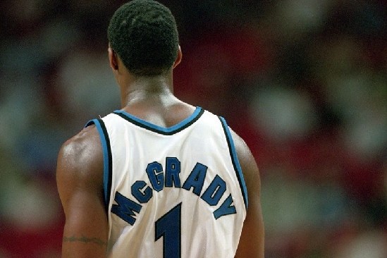 曼城瞄准并夺取英超领头羊位置（曼城冲击英超榜首并强势登顶）