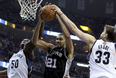 融于池畔，简于形制；瑞典高尔夫球场度假木屋设计（依水相融，形制极简：瑞典高尔夫球场度假木屋设计）