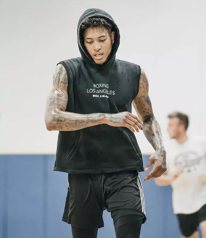 要不休息吧！华子第三节依然被伤病困扰 不断捂着自己受伤的位置（不如暂时休战？华子第三节仍受伤势困扰，频频捂着伤处）